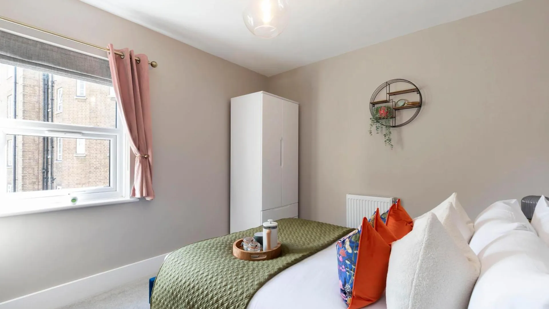 Stylish 5 Bedroom 4 Bathroom Townhouse Cheltenham Holiday home