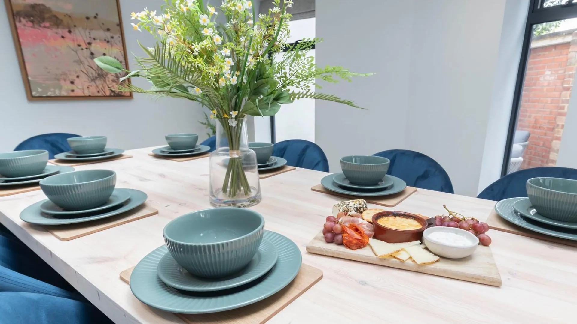 Stylish 5 Bedroom 4 Bathroom Townhouse Cheltenham Holiday home