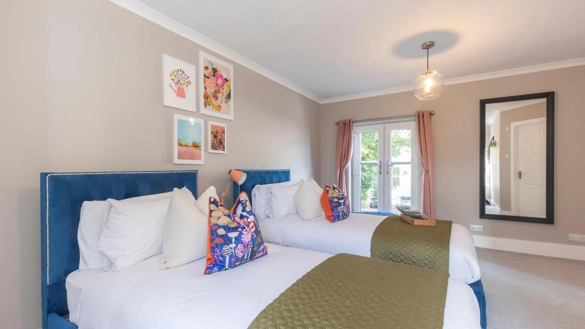 Stylish 5 Bedroom 4 Bathroom Townhouse Cheltenham