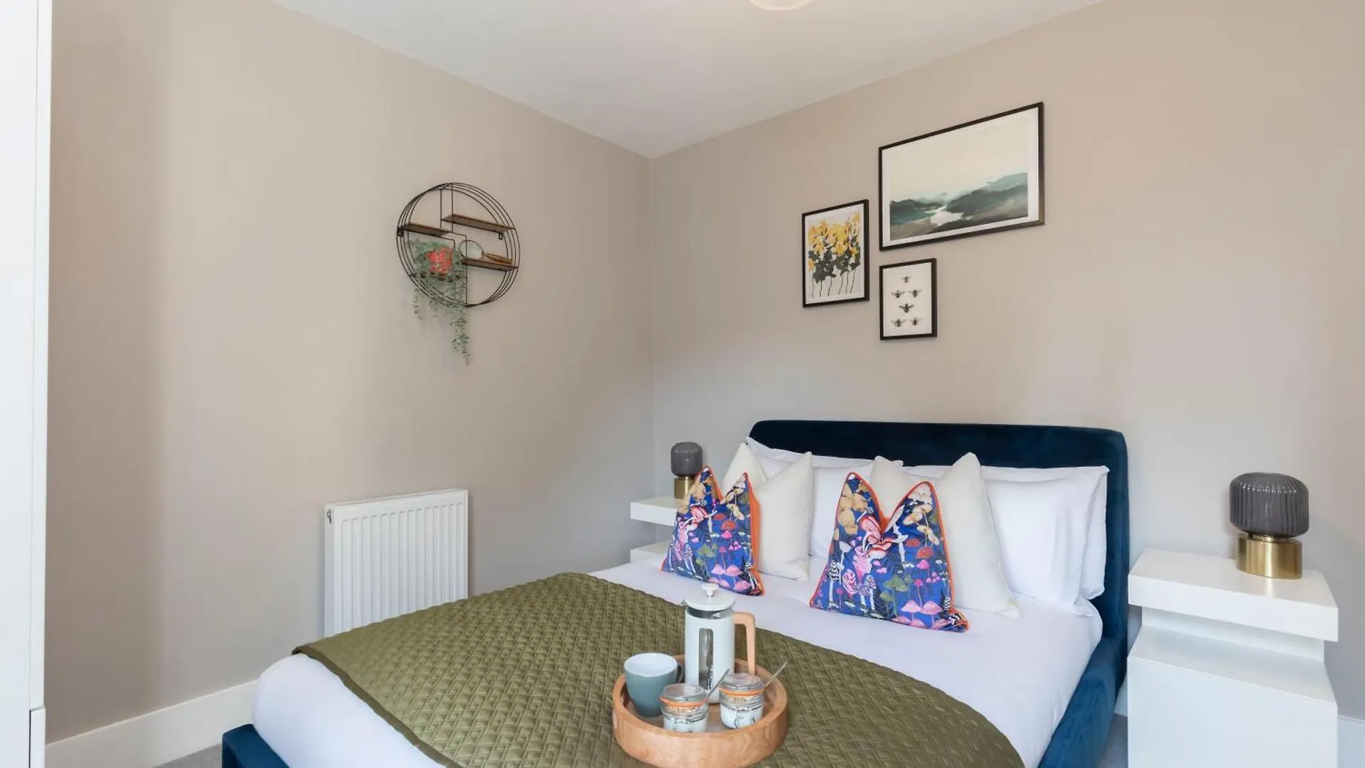 Stylish 5 Bedroom 4 Bathroom Townhouse Cheltenham
