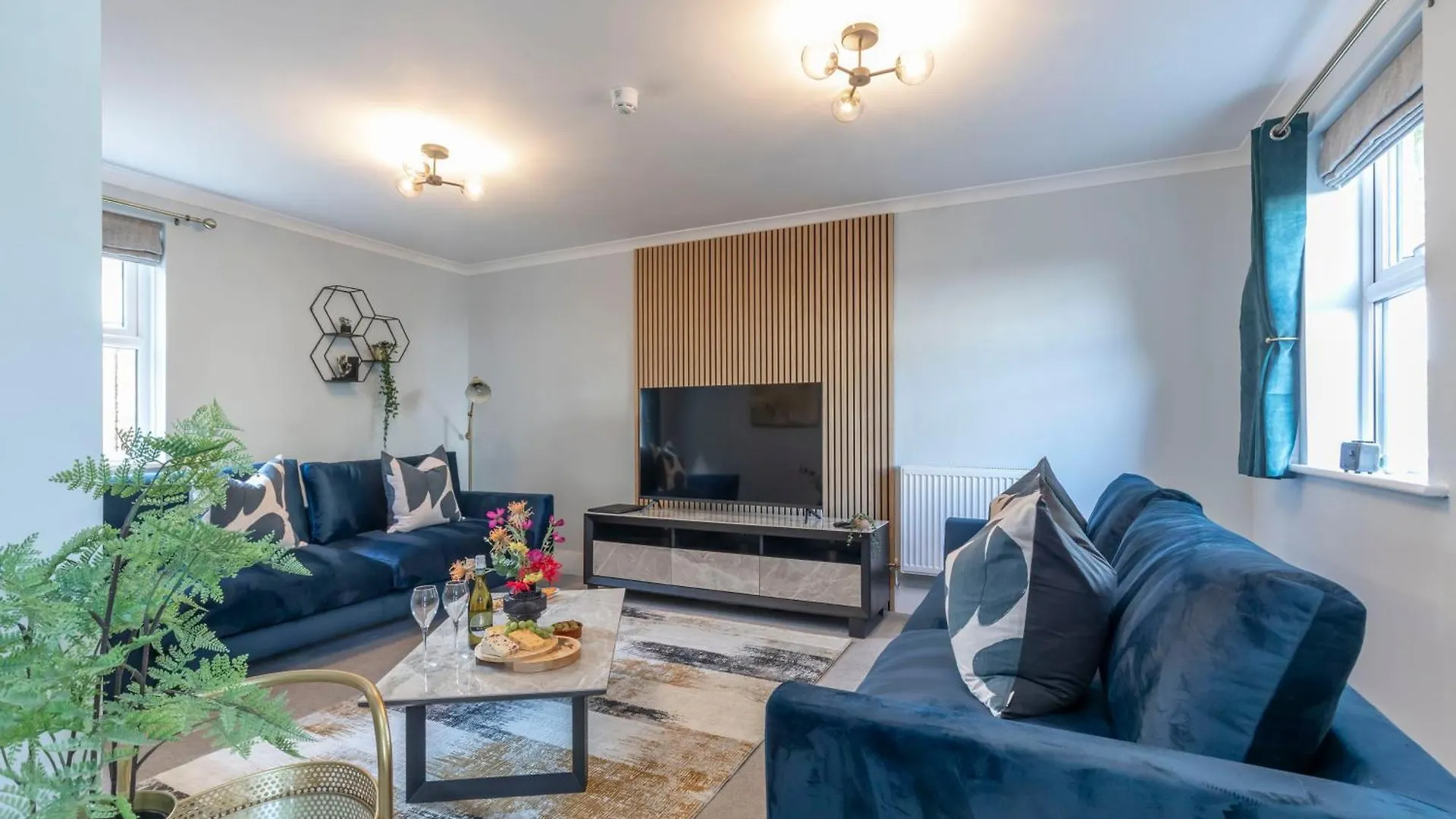 Stylish 5 Bedroom 4 Bathroom Townhouse Cheltenham