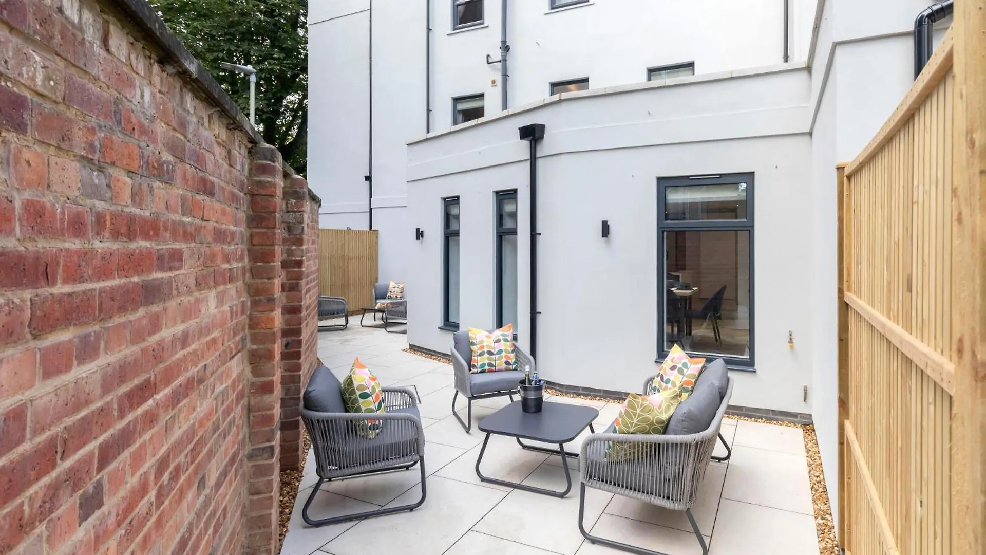 Stylish 5 Bedroom 4 Bathroom Townhouse Cheltenham United Kingdom