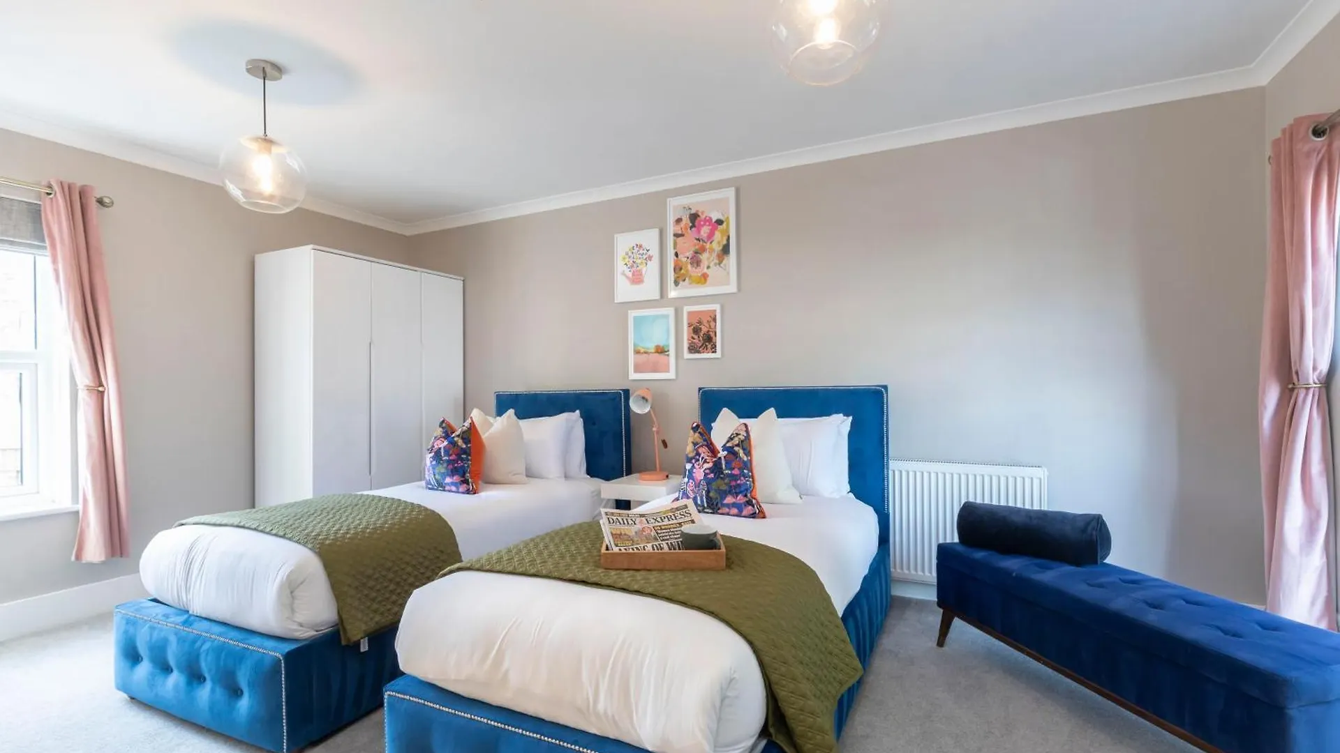Σπίτι διακοπών Stylish 5 Bedroom 4 Bathroom Townhouse Τσέλτενχαμ