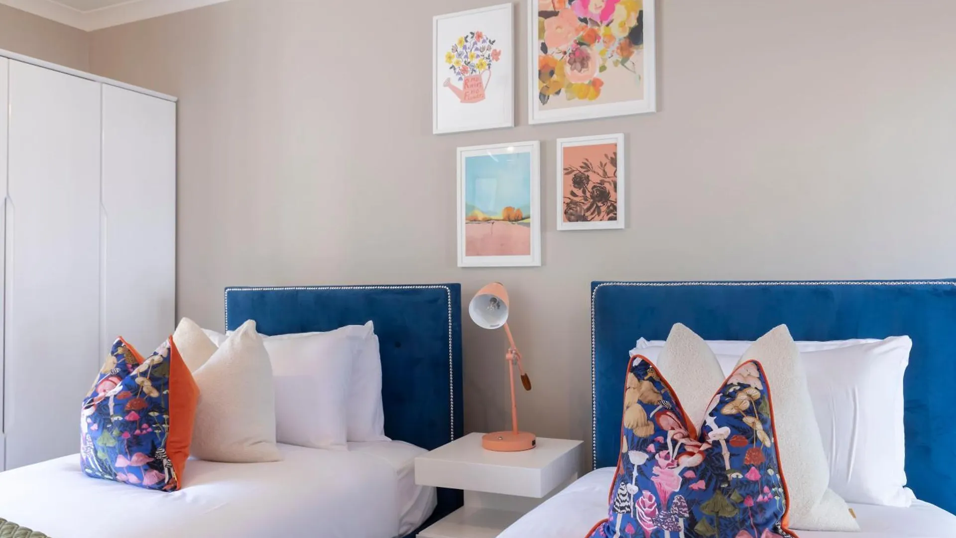 Stylish 5 Bedroom 4 Bathroom Townhouse Τσέλτενχαμ Ηνωμένο Βασίλειο
