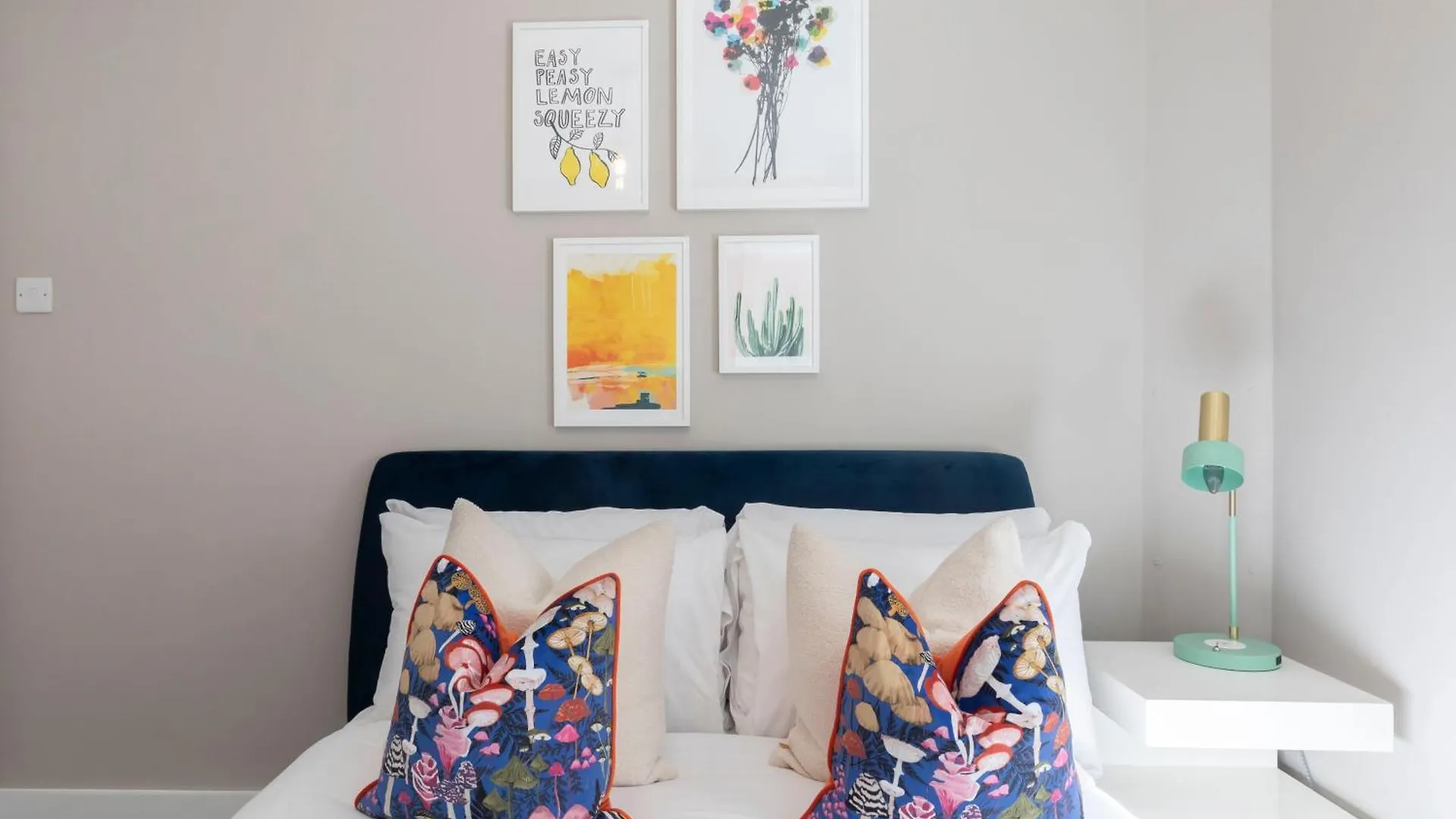 Stylish 5 Bedroom 4 Bathroom Townhouse Τσέλτενχαμ 0*,