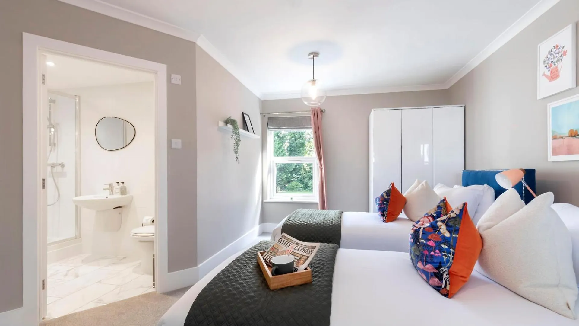 Stylish 5 Bedroom 4 Bathroom Townhouse Τσέλτενχαμ 0*,