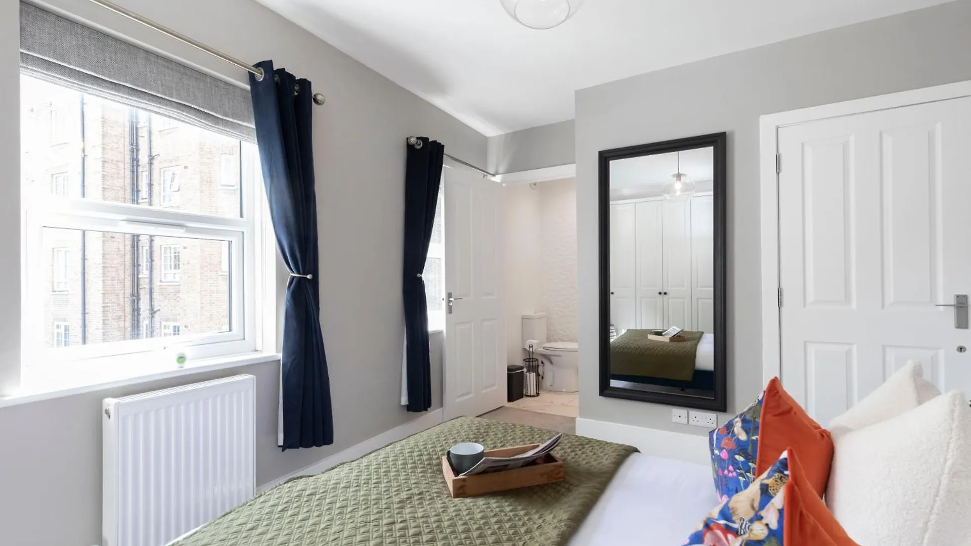 Stylish 5 Bedroom 4 Bathroom Townhouse Τσέλτενχαμ